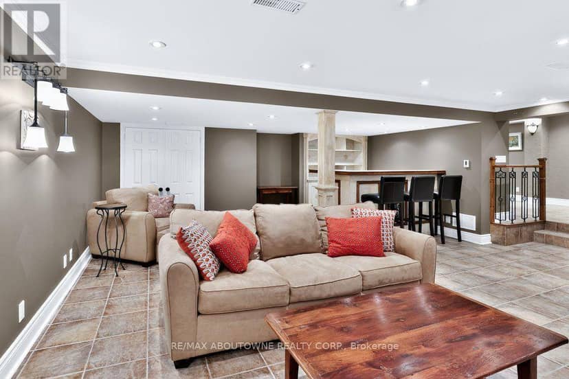 324 Oakridge Court — photo 35 of 40