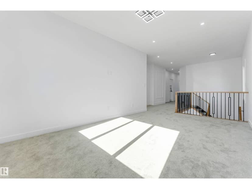 4651 17 AV SW SW — photo 19 of 35