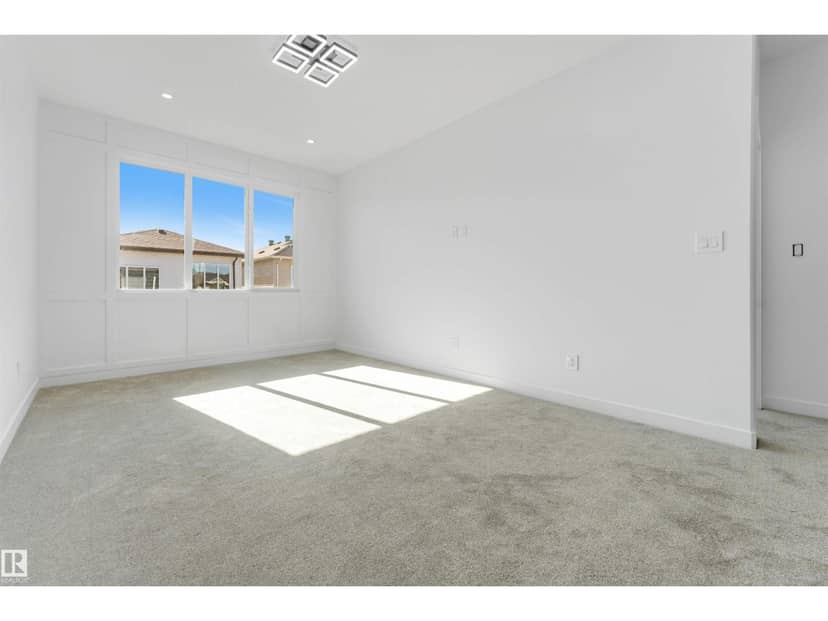 4651 17 AV SW SW — photo 21 of 35