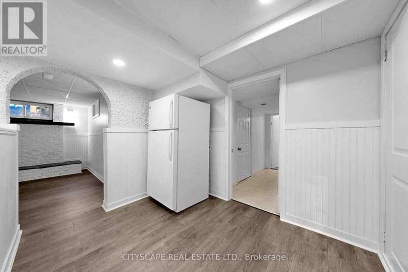 2049 Northern Avenue — photo 21 of 39