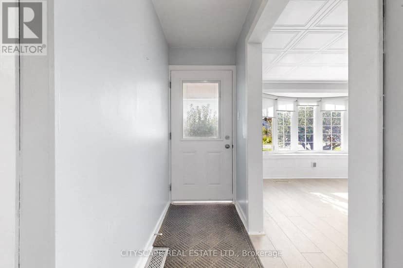 2049 Northern Avenue — photo 3 of 39