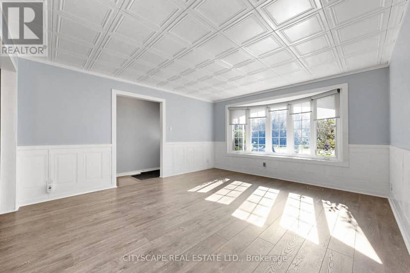 2049 Northern Avenue — photo 4 of 39
