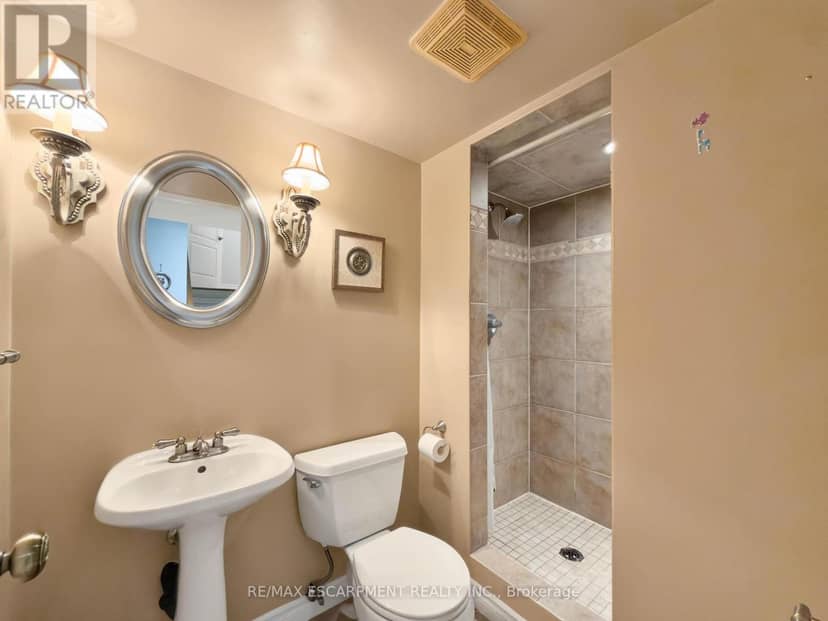 1396 Thorncrest Crescent — photo 35 of 40