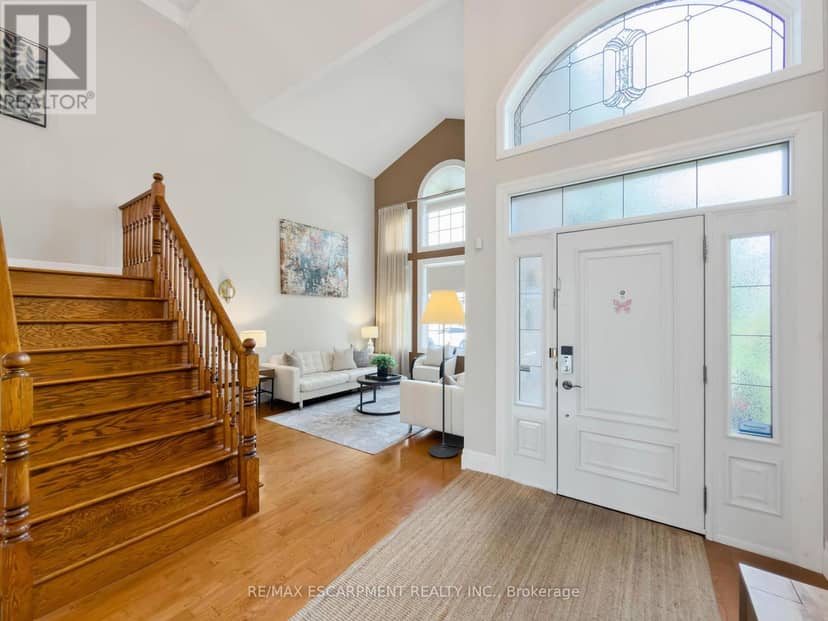 1396 Thorncrest Crescent — photo 4 of 40