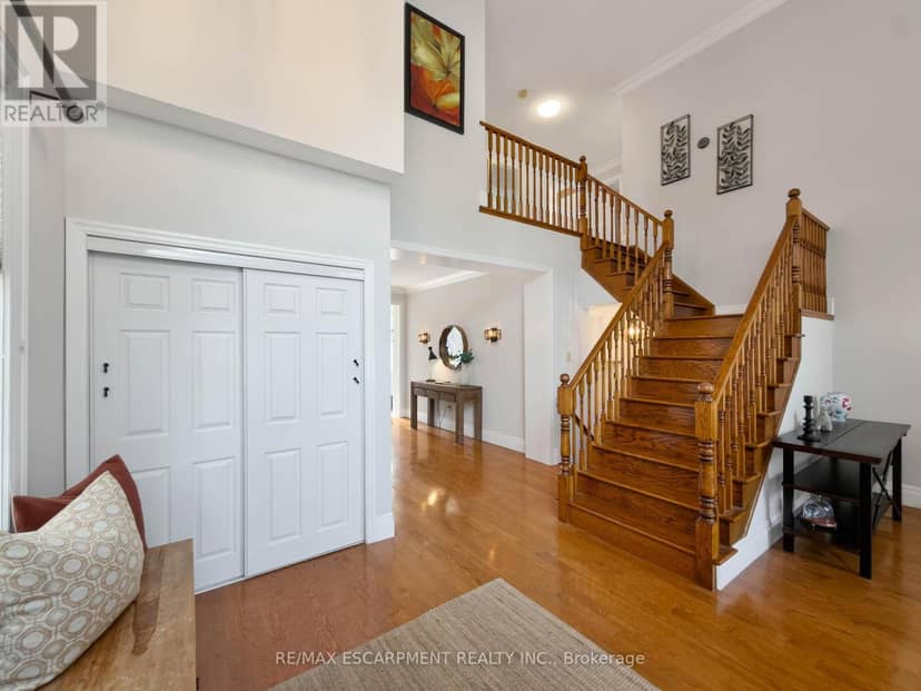 1396 Thorncrest Crescent — photo 5 of 40