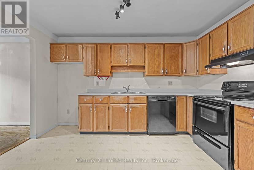 10 - 36 Champlain Crescent — photo 5 of 24