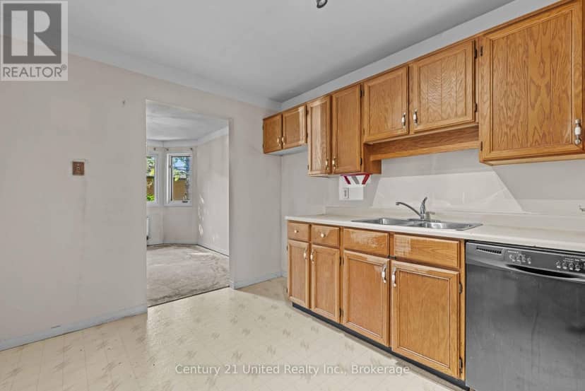 10 - 36 Champlain Crescent — photo 7 of 24