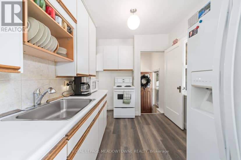 27 Royce Avenue — photo 12 of 33