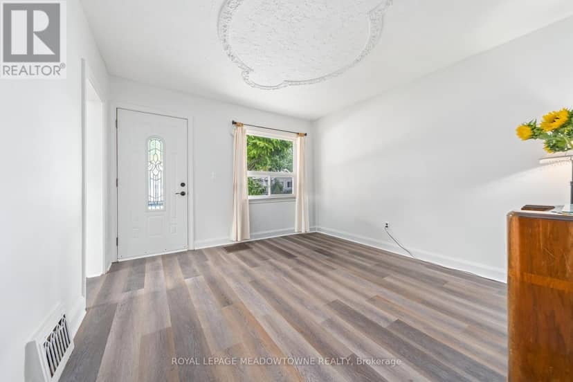 27 Royce Avenue — photo 5 of 33