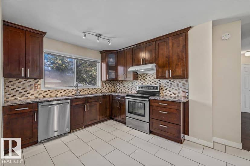 11516 44 AV NW — photo 10 of 40
