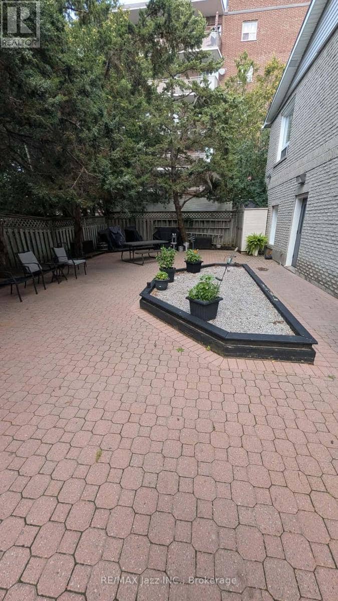 106 - 26 Spencer Street E — photo 9 of 11