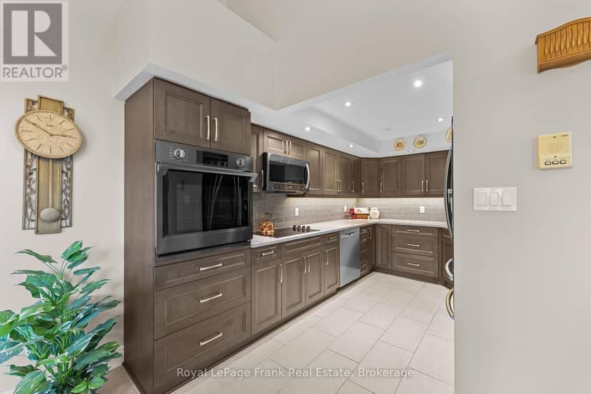 403 - 1 Sherwood Street, Kawartha Lakes, photo 4