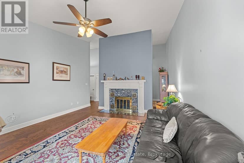 403 - 1 Sherwood Street — photo 12 of 40