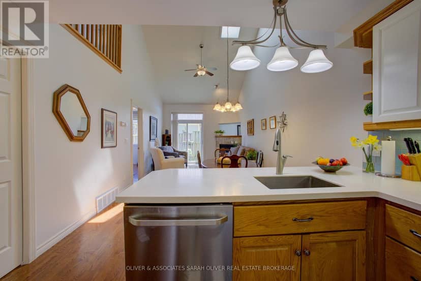 6 - 433 Queen Street — photo 14 of 40