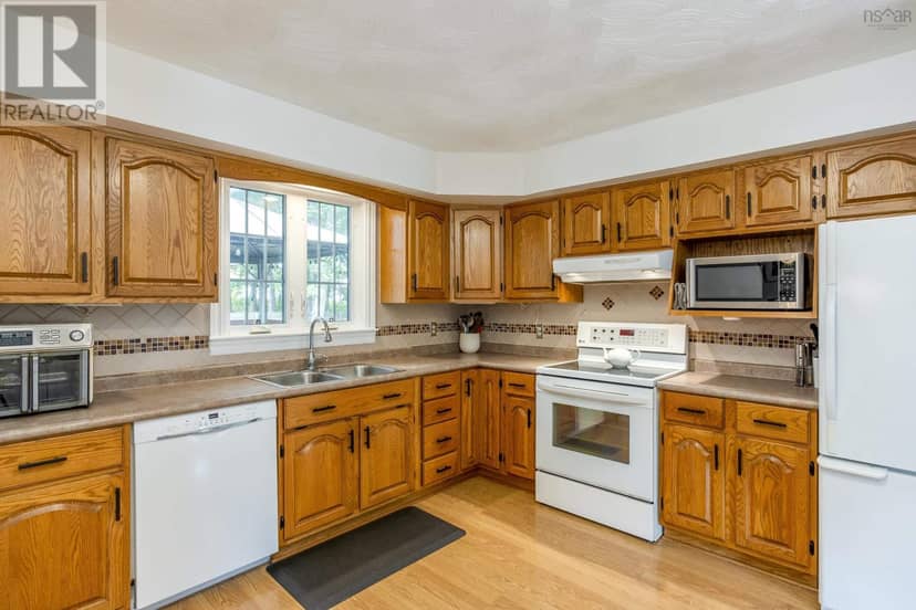 867 Julie Drive — photo 9 of 40