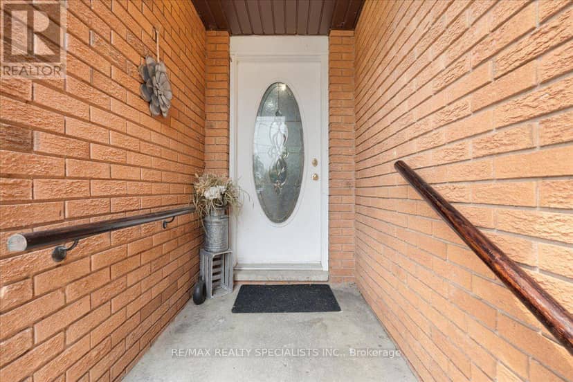 12 Wardell Crescent — photo 4 of 40