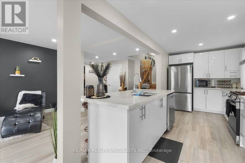 12 Wardell Crescent — photo 11 of 40