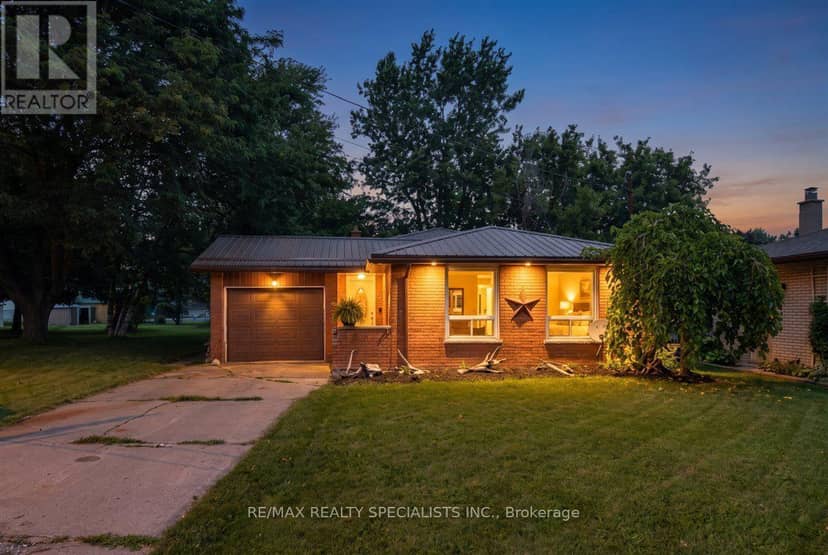12 Wardell Crescent — photo 1 of 40