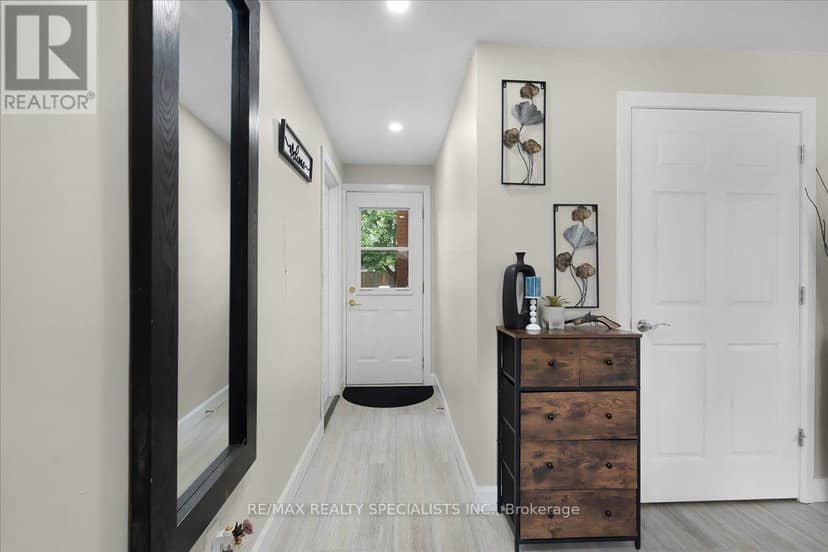 12 Wardell Crescent — photo 6 of 40