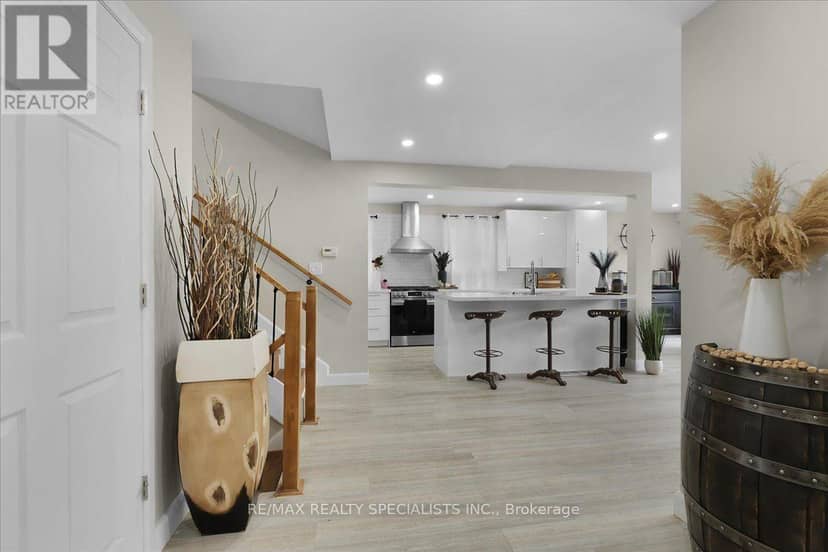 12 Wardell Crescent — photo 7 of 40