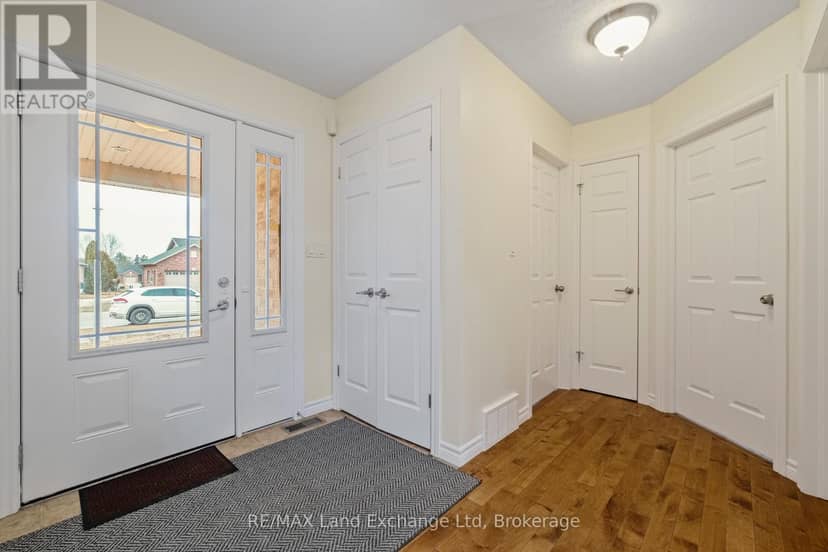 401 Carling Terrace, North Huron, photo 4