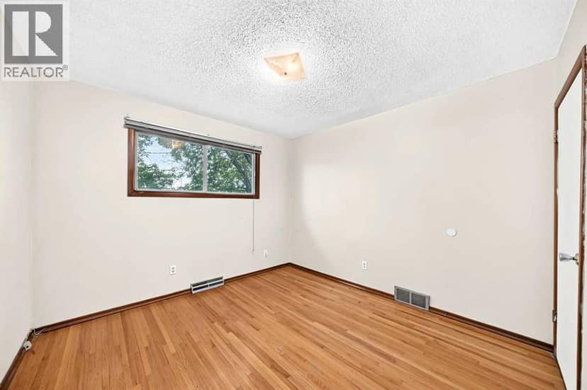416 & 418 33 Avenue NE — photo 18 of 39
