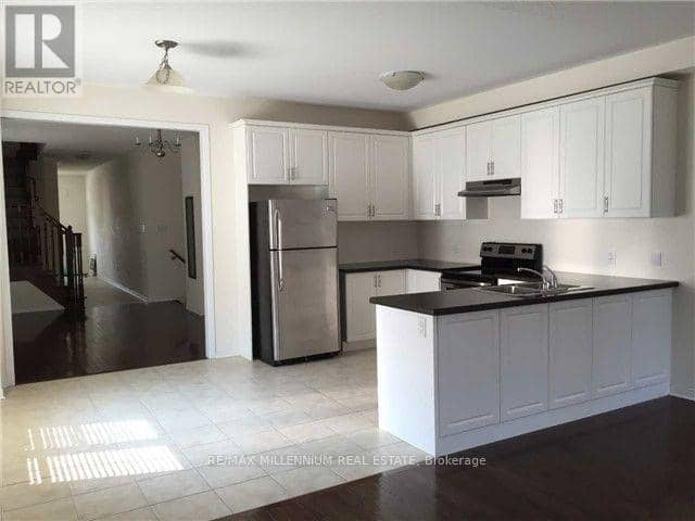 25 Spruce Pine Crescent — photo 2 of 2