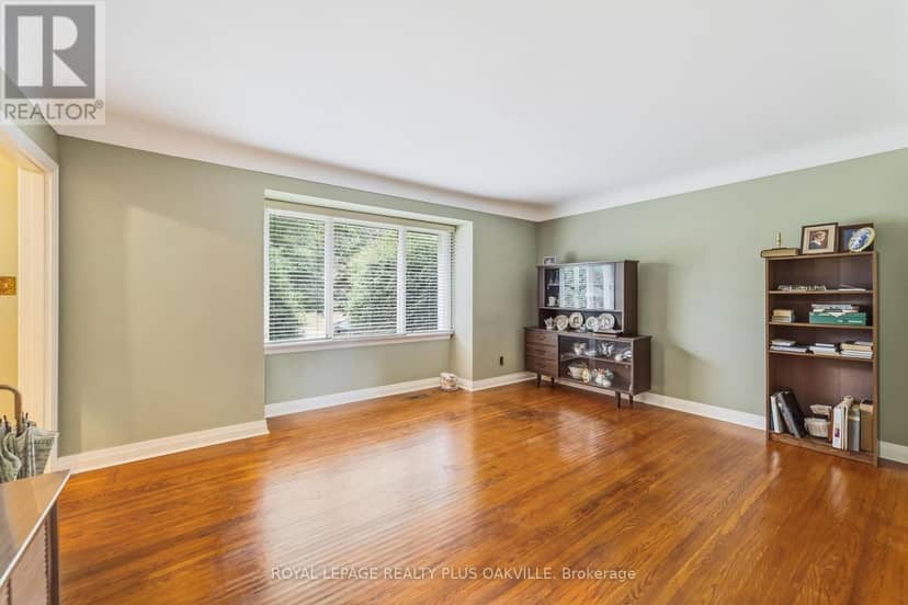 243 Jennings Crescent — photo 10 of 40