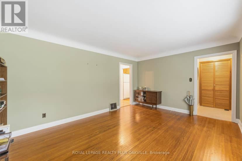 243 Jennings Crescent — photo 11 of 40