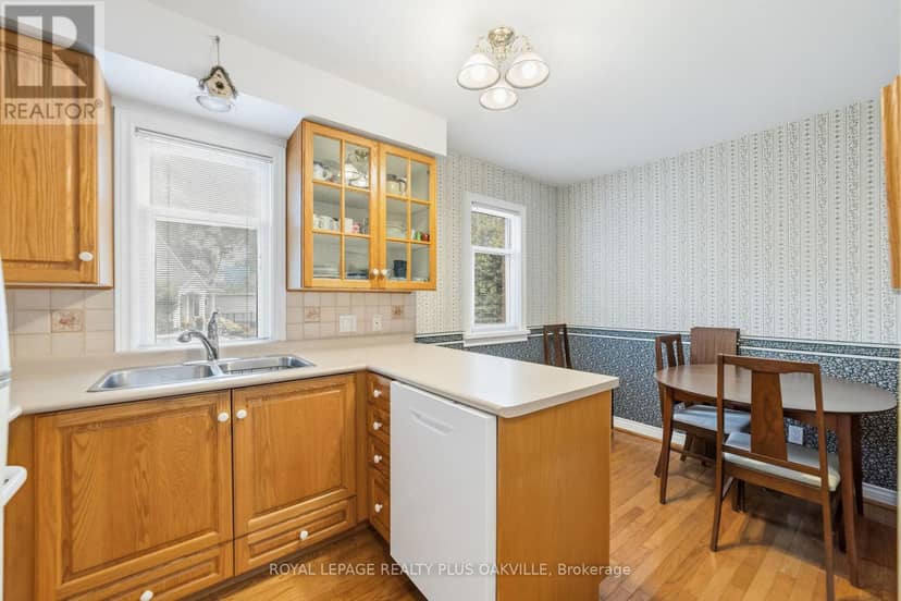 243 Jennings Crescent — photo 12 of 40