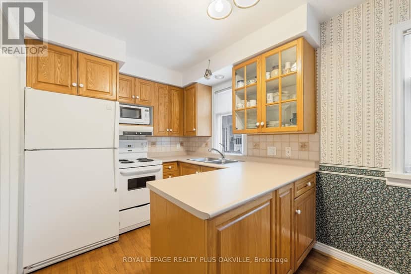243 Jennings Crescent — photo 13 of 40