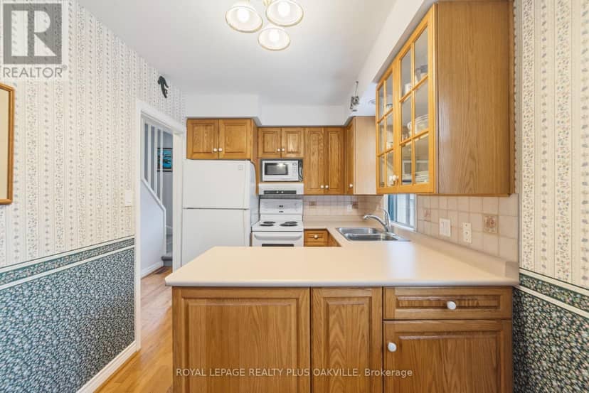 243 Jennings Crescent — photo 15 of 40