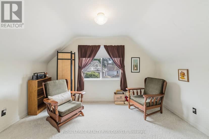 243 Jennings Crescent — photo 18 of 40