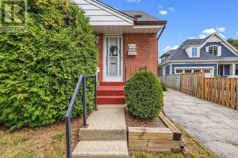 243 Jennings Crescent — photo 2 of 40
