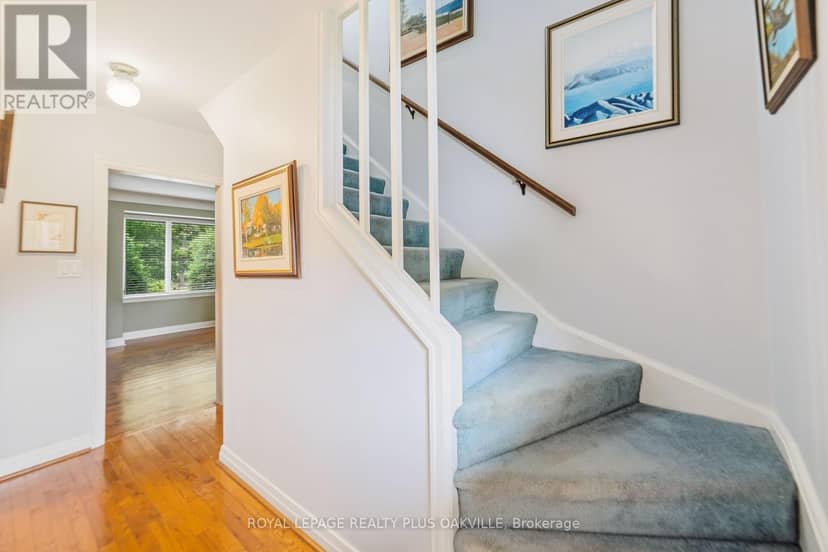 243 Jennings Crescent — photo 5 of 40