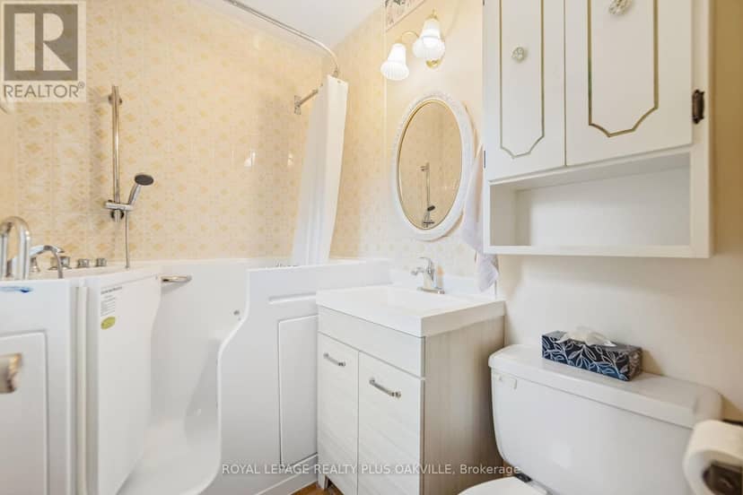243 Jennings Crescent — photo 7 of 40