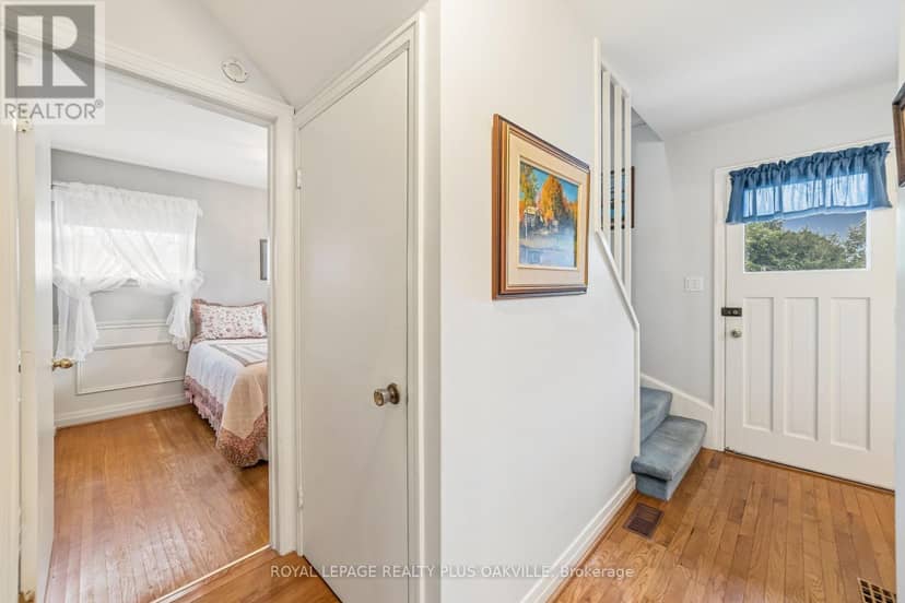 243 Jennings Crescent — photo 8 of 40