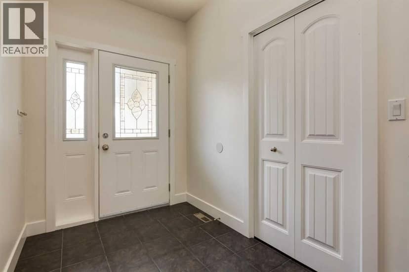 156 CAMDEN Court, Strathmore, photo 3