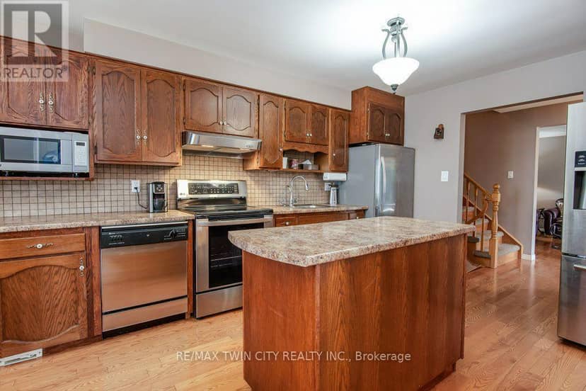 108 Queensway Drive — photo 18 of 40