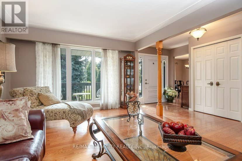 108 Queensway Drive — photo 9 of 40