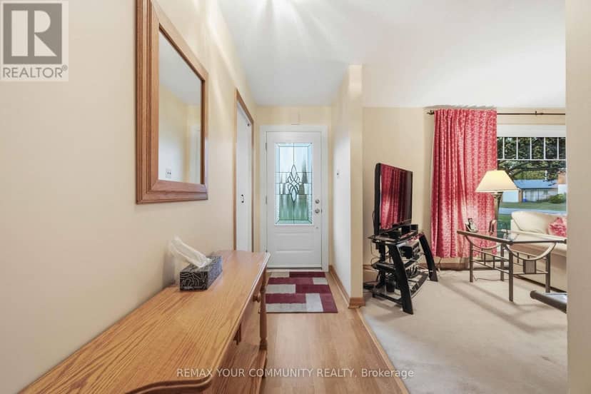 29 Medina Square, Georgina, photo 4