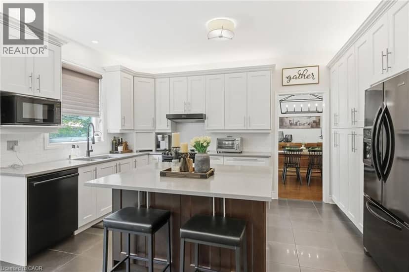 5347 JAMESON Crescent — photo 9 of 40