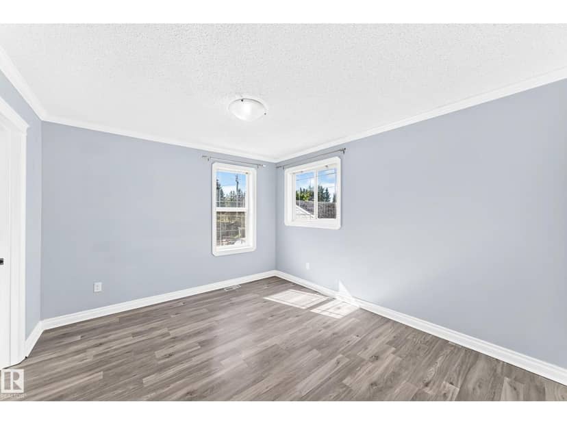 5226 52 ST — photo 16 of 40