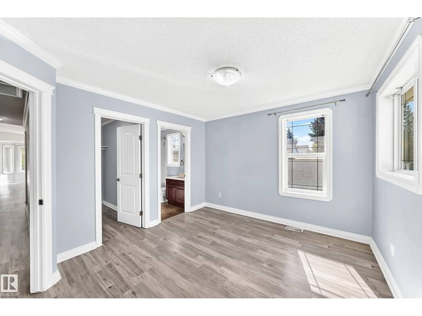 5226 52 ST — photo 17 of 40