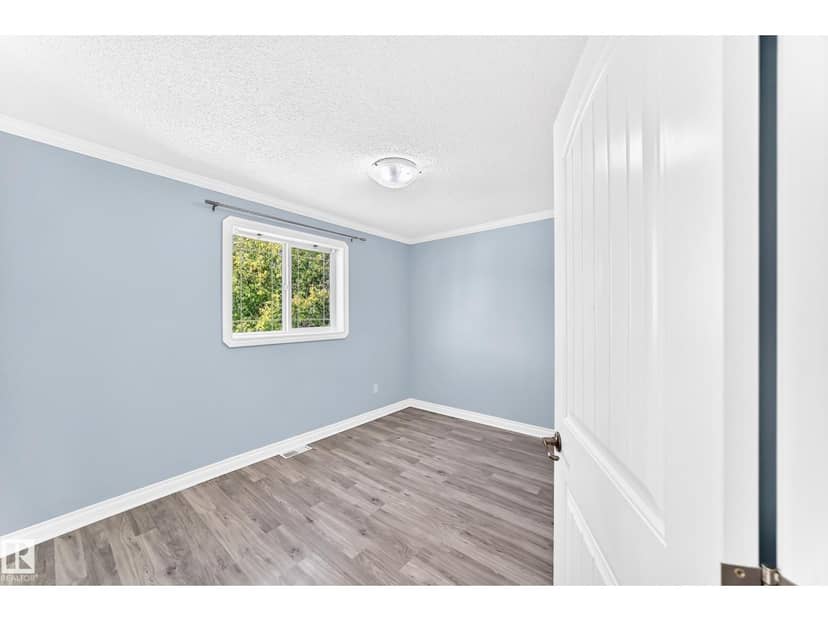 5226 52 ST — photo 26 of 40