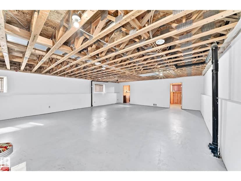 5226 52 ST — photo 35 of 40