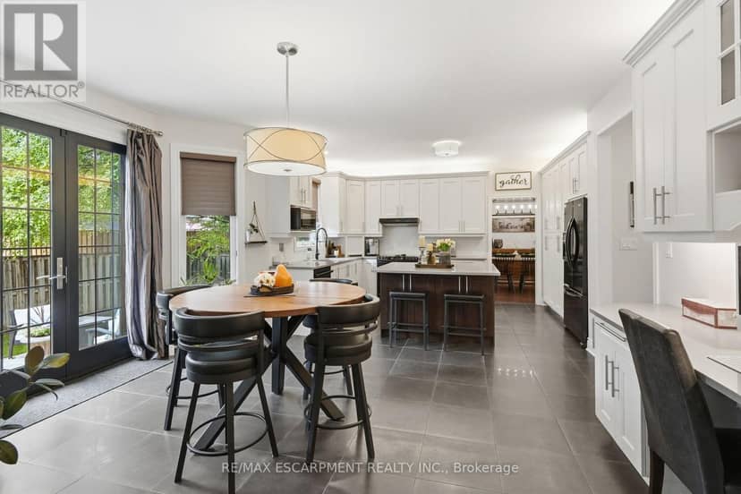 5347 Jameson Crescent — photo 11 of 40