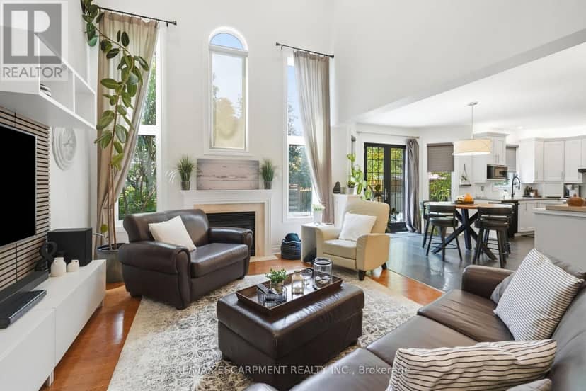 5347 Jameson Crescent — photo 13 of 40