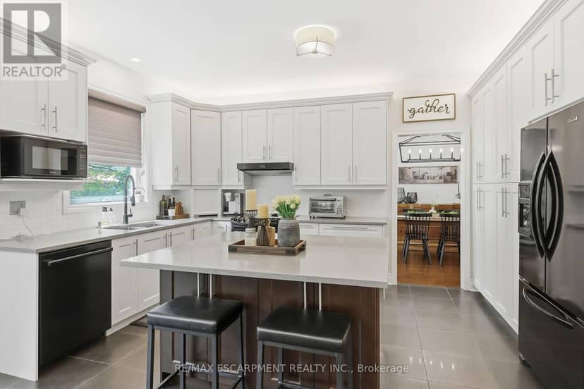 5347 Jameson Crescent — photo 9 of 40