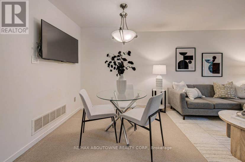 1012 Elizabeth Place, Oakville, photo 3